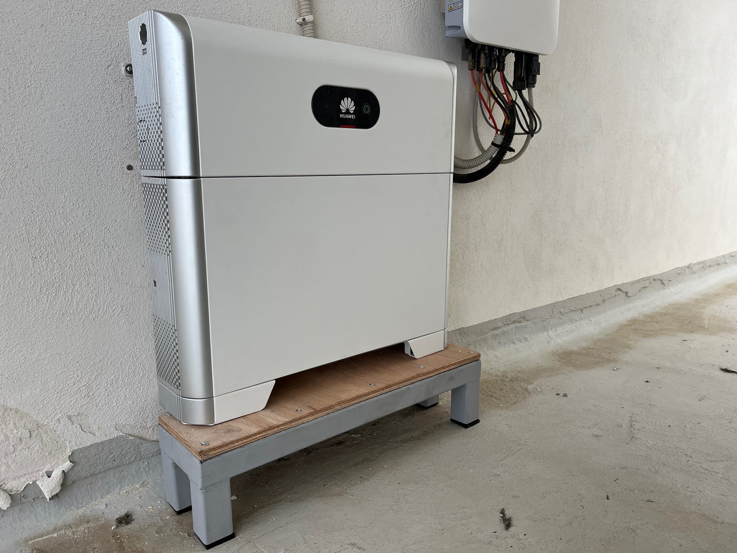 Banketta / elevated stand for Huawei LUNA2000 home battery system